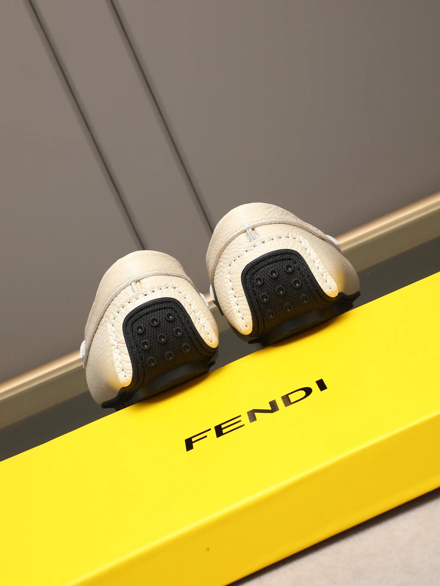 Men's shoes 💰400💰[FENDI] The little monster of Fendi F family, which is popular all over the world, is coming in a big way, the latest color, driving slip-on loafers, avant-garde and versatile fashion men's shoes, bun shoes, bean shoes👌👌👌 Private mold opening, 1:1 reproduction... The upper is made of first-layer cowhide, and the first-layer pigskin lining... is extremely comfortable, fashionable, simple, atmospheric and personalized [color] The side of the shoe is more refined, and the overall effect is handsome [ Turn in a circle][Turn in a circle]💭This hardware monster with eyes is not the popular version on the market🚳🚳Compared with the old model, it is more trendy, eye-catching and more classy🔰This summer, the little monster will subvert the old ideas and share the fashion with you🔱A must-have for fashionistas! Must keep it for yourself! Online outsole, high-end quality workmanship. Color: black, blue, white, red. Matching code: 38-44 (45 46 47 customized) (standard leather shoe size)